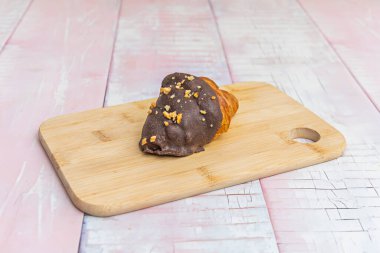 Kruvasanlar ekstra yağlı Avrupa yağı: ilk ısırıkta katmanlar halinde eriyen ultra pullu doku