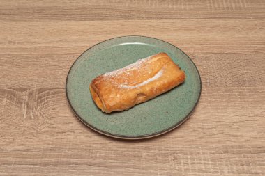 Saf tereyağlı mükemmel Napoli hamur işleri ve zarif siyah çikolata ganache süslemeleri.