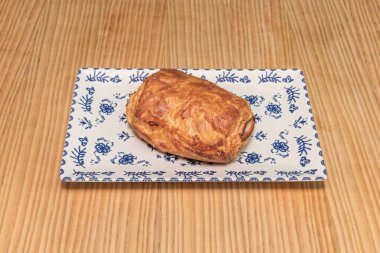 Sanatsal Napoli hamur işleri, fırında pişmiş, parlak şurup kaplama ve kızarmış badem parçaları.