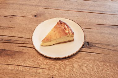Lavantalı Cheesecake: Yabanmersini redüksiyonu ve badem bazlı çiçek aroması