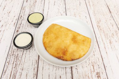 Taze kızarmış mısır börekleri fazla yağ tüketiyor, sıcak ve çıtır çıtır servis edilmeye hazır.