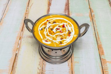 Vegan Navratan Korma: Hindistan cevizi sütü soslu ve tatlı baharatlı dokuz sebzeli bir karışım