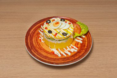 Geleneksel Causa, patatesin yoğun sarısı ile avokadonun yeşili arasındaki zıtlığı gözler önüne seriyordu.