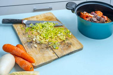 Geleneksel mercimek yahnisi, köy sucuğu ve domuz pastırması, saatlerce yavaş pişmiş.