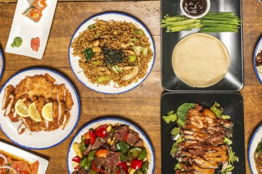 Kanton usulü sığır eti pilavı: Yumurta, bezelye ve pirinç şarabında marine edilmiş taze sığır eti ile ayrılmış ve kahverengileştirilmiş tahıllar