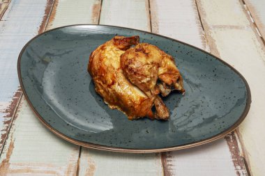 Bal ve pembe biberli kızarmış tavuk, köylü usulü patates kızartması ve kırmızı şarap redüksiyonu.