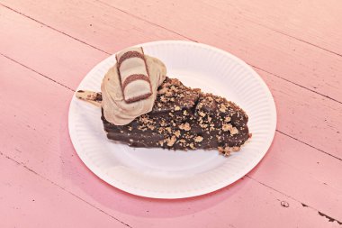 Avokado, hurma ve kaju kremalı, sütsüz ve glütensiz vejetaryen çikolatalı pasta.