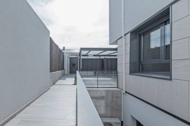 Kaplamalı cam parmaklıklı pasif güvenlik çözeltisi ve güçlendirilmiş alüminyum yapı.