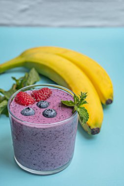 Tatlandırılmamış yabanmersini ve hindistan cevizi sütü, Macadamia fındık sosu ve tarçın tozu.