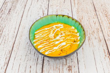 Enfes Dal Tadka: Sarımsaklı, zencefilli, sarımsaklı sarı mercimek ve son olarak da Ghee ve Cilantro.