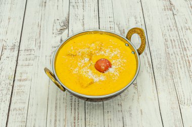 Hafif ve Aromatik Tavuk Korma: Yoğurt, Kaju ve Kakule Dokunuşlu Safran Sosu