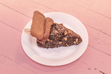 Şekersiz çikolatalı pasta, stevia ve badem unuyla tatlandırılmış.