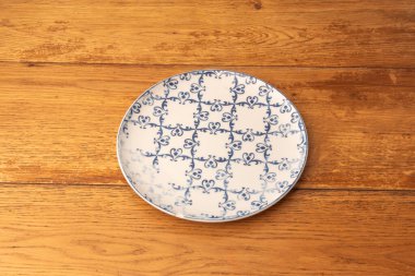 Antika bir teneke tabaka, her bir işarette tarihini gösteren oksitlenmiş bir yüzey..