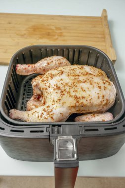 Taze baharatlı çiğ tavuk kanadı, barbekü sosu ve bal, mükemmel jöle için hazır.