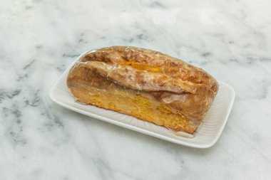 Taze ahududu ve böğürtlenli kırmızı meyveli kek, içi hafif Chantilly kreması ile dolu.