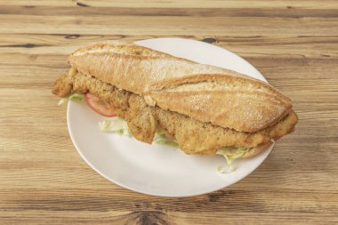 Escalivada (kavrulmuş biber, patlıcan ve soğan) ile Akdeniz usulü tavuklu sandviç.