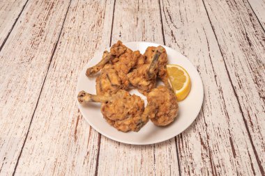 Kızarmış tavuk kanadı. İç kısımları yumuşak ve lezzetli tutarak, aşırı gevrek bir kaplama elde etme zamanı.