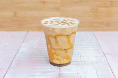 Her yudumda tazelik, buzlu buzlu ve karlı sütlü buzlu buzlu bir buzlu sütlü sütlü Latte 'nin yakın çekimi.  