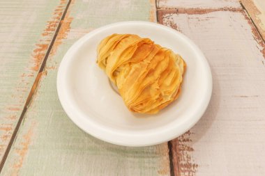 Klasik Fransız el yapımı kruvasanlar: her katman çıplak gözle görülebilir, mükemmel altın sarısı kahverengiye pişirilmiş