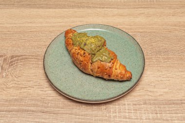 İpeksi, elastik kırıntılı klasik kruvasanlar: iyi bir glüten gelişimi ve kontrollü fermantasyon işareti