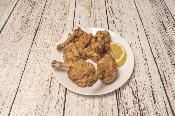 Kızarmış tavuk kanadı. İç kısımları yumuşak ve lezzetli tutarak, aşırı gevrek bir kaplama elde etme zamanı.