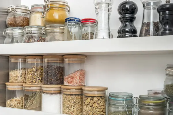 Sıraya dizilmiş el etiketli kavanozlar her birinin kendine has tarihi ve aroması olan binlerce tarifin sırlarını içeriyor.