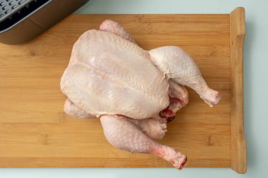 Baharatlı Chipotle 'de çiğ tavuk kanadı ve limon salamurası kızartılmadan kızartılmaya hazır.