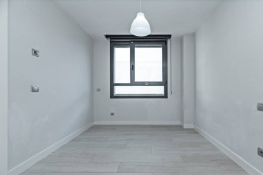 Parlak bir odada doğal meşe parke, basitliğin zarafete dönüştüğü yer.