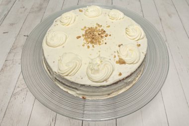 Rustik Süslü Havuç Keki: Cömert krema ve gevrek bir görünüş için tam ceviz 