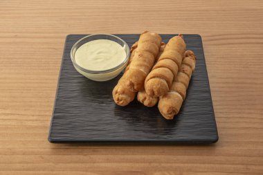 Çiğ hamur katmanlarını ve erimiş hamur tabakalarını gösteren bir tequeo 'ya yakın plan.  