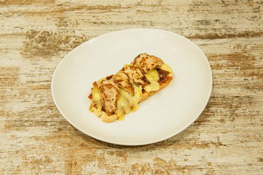 Izgara tavuklu sandviç, kavrulmuş kırmızı biber ve ızgara patlıcan. Ciabatta ekmeği ve sarımsaklı mayonez ile servis ediliyor.