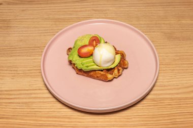 Tarçın Streusel Waffle: Üstünde tereyağı, şeker ve baharat kırıntıları