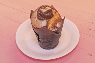 Tuzlu karamel ve karamelli fındıklı nefis ev yapımı kekler.