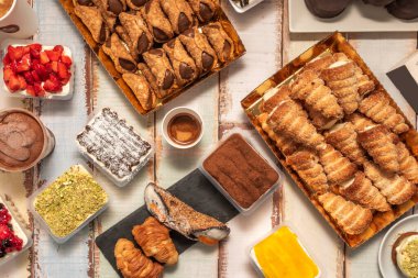 Koyu Çikolata ve Turuncu Tiramisu: Portakal likörü ve kakao kremine batırılmış sünger kek katmanları