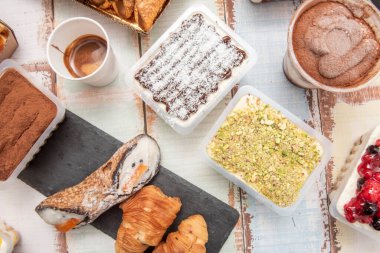 Beyaz Çikolata ve Ahududu Tiramisu: Keskin ahududu dokunuşuyla tatlı ve kremalı