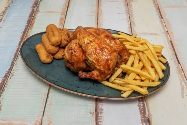 Kızarmış tavuğun yanında patates kızartması da var. Meyve sularının servis edildiğinde patatesleri nasıl hafifçe yağladığını gösteriyor.