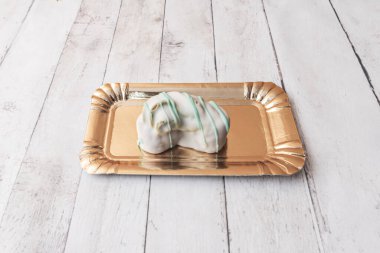 Beyaz çikolataya batırılmış ve üzerinde kızarmış hindistan cevizi serpiştirilmiş klasik puf böreği palmiyeleri.