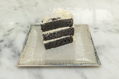 Keto çikolatalı pasta, hindistan cevizi unu, eritritol ve kırmızı böğürtlen dolumu.