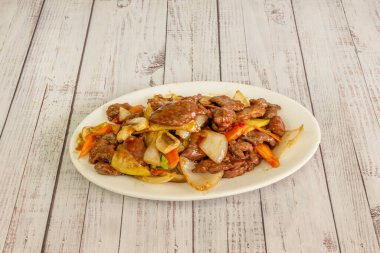   Chili Bifteği: Kızarmış fıstık ve soğanlı klasik m l (sıcak ve hissiz) sosunda marine edilmiş yumuşak et parçaları