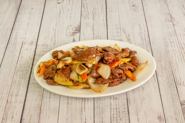   Chili Bifteği: Kızarmış fıstık ve soğanlı klasik m l (sıcak ve hissiz) sosunda marine edilmiş yumuşak et parçaları