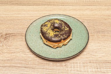 Kahverengi Şeker Tarçınlı Çörek: Sıcak ve aromatik bir karışım taze kızarmış hamur tadını artırır