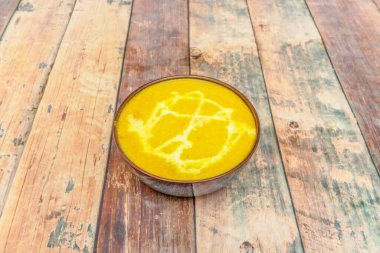 Kırmızı mercimek körisi (Masoor Dal): Sarımsak, soğan ve biraz limon ile protein zengini