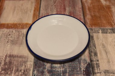 Işık açısına bağlı olarak renk değiştiren yanardöner jöleli seramik tabaka.