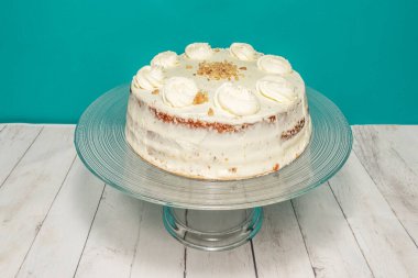 Orijinal ev yapımı havuçlu kek: Nemli ve kabarık, kavrulmuş ceviz, tarçın ve biraz vanilya, tıpkı eski günlerdeki gibi.