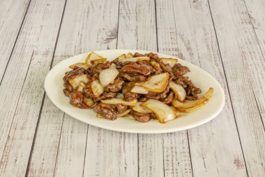 Hoisin Beef: Bu sosta marine edilmiş sığır eti, balla sulandırılmış, yanında yeşil soğan ve susam tohumları ile birlikte.