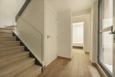 Lekeye dayanıklı ahşap ayaklı servis merdivenleri ve saten bitmemiş paslanmaz çelik tırabzan.