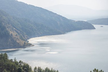 Gün batımında batan güneş gölgeleri turuncuya boyarken dağların gölgeleri uzun olur.
