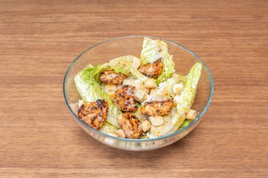 Kızarmış tavuklu Sezar salatası, çıtır ev yapımı kızarmış ekmek, taze marul yaprağı ve üzerine parmesan peyniri serpiştirilmiş kremalı Sezar sosu..