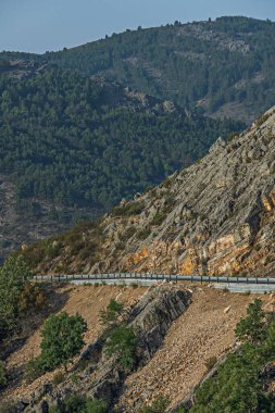 Kadim kestane ormanları ve fundalıkla kaplı yamaçlar arasında doğal kıvrımlarla yeniden inşa edilmiş bridleway.