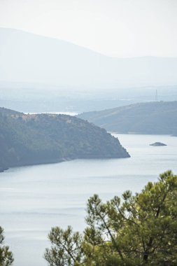 Dikey hava görüntüsü, rezervuar ve çevresindeki dağ vadilerinin oluşturduğu soyut desenleri gösteriyor.